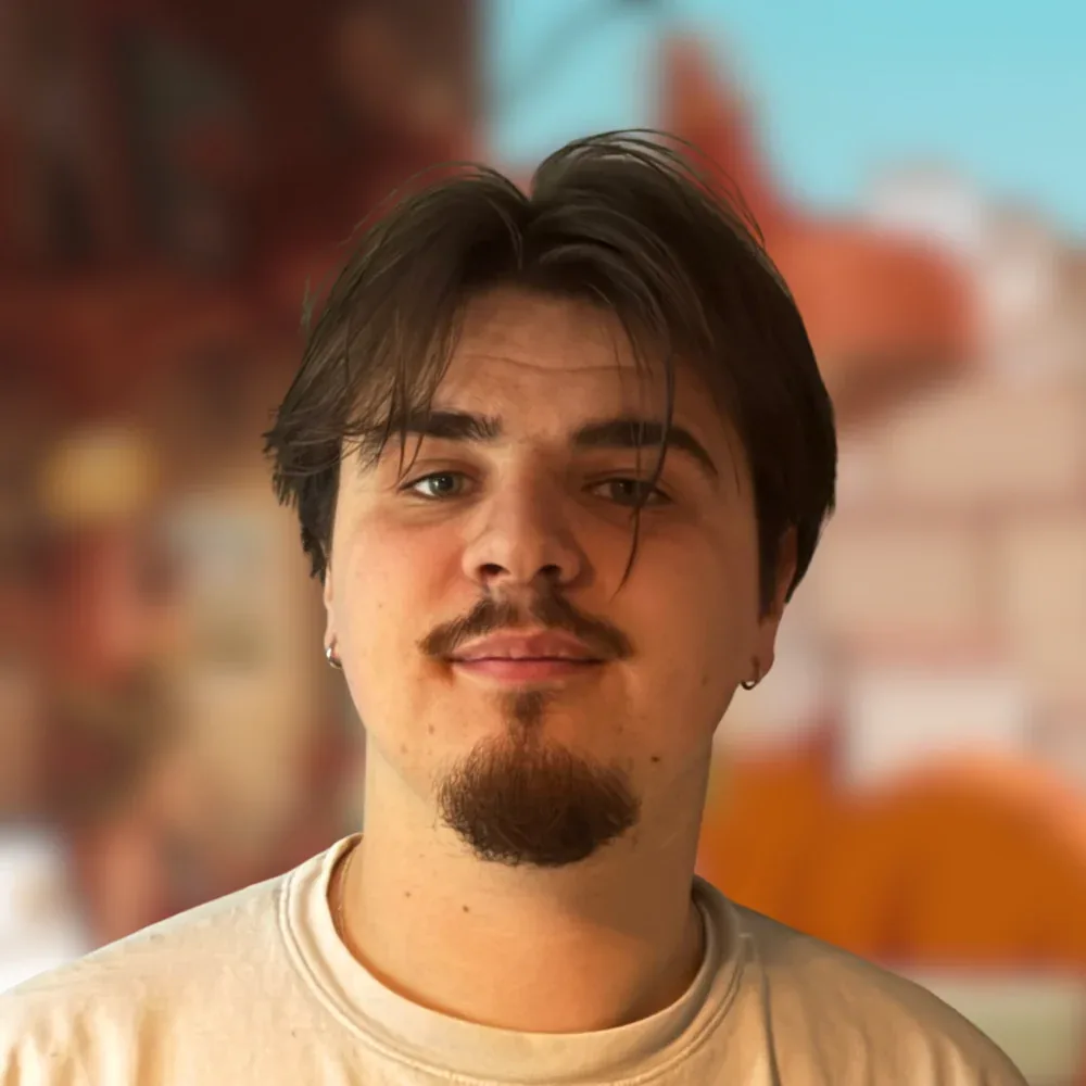 Portrait of Awen Vannier, aka Lead Major, smiling, in a cream t-shirt.